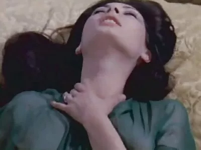 Tuyệt vời tóc sex nhật ko che vàng Babe Addie Andrews nhận được hơi say trên đi văng
